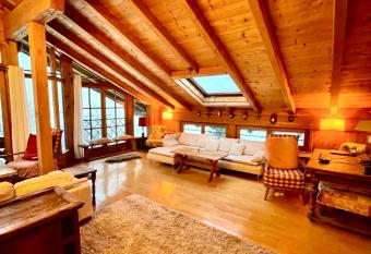 Gem  tliche Dachgeschosswohnung in einem   sterreichischen Herrenhaus has Balcony rooms