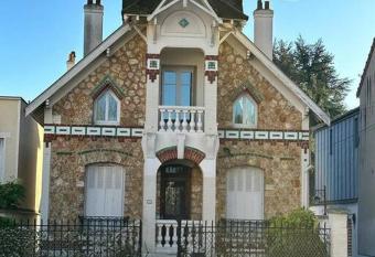 Villa rustique,saint-Joseph Enghien has Balcony rooms
