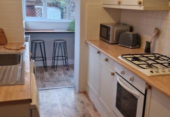 Stamford - 2 bed terrace house allows 18 year olds to book a room