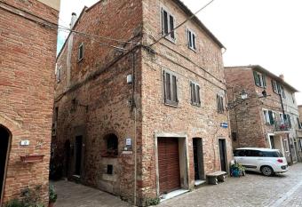 L angolo del Barbacane allows 18 year olds to book a room