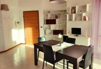 la Dolce Vita - Appartamento con parcheggio privato vicino al centro e all ospedale has Balcony rooms