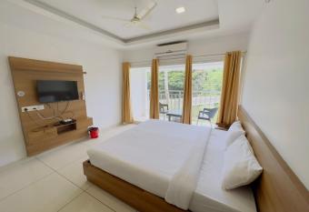 HOTEL LETS STAY has Balcony rooms