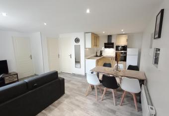 6 personnes / Proche Disney et a  roport CDG allows 18 year olds to book a room