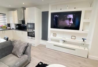 UPPAMOST London luxury home 2 has Balcony rooms