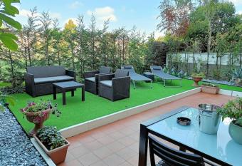 Art-Apart LT appartamento con giardino privato has Balcony rooms