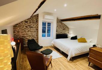 Villa Les Roches d Yzeron has Balcony rooms