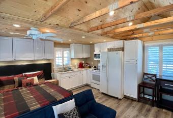 The Lake Alfred Citruswood Cabin has Balcony rooms