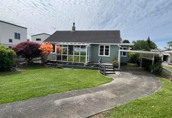 Kiwi bnb has Balcony rooms