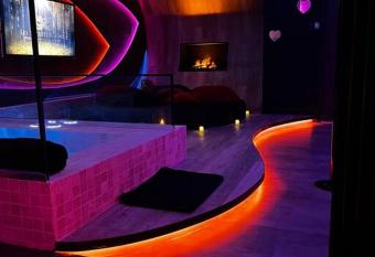 Les Secrets Rooms/Love Room allows 18 year olds to book a room