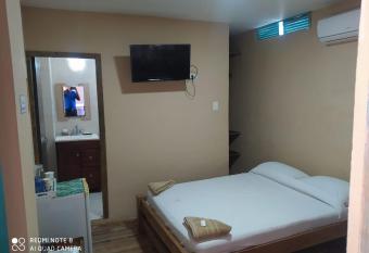 Habitaci  n cerca a la playa #1 allows 18 year olds to book a room