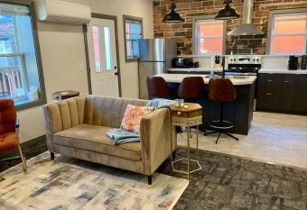 Downtown 2br Apartment has Balcony rooms