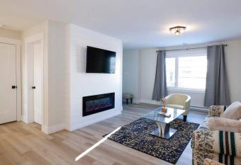 Luxury Room in a House. allows 18 year olds to book a room