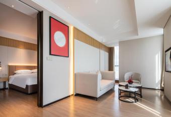 Echeng Hotel - Huawei Base Store in Shenzhen has rooms with a private hot tub