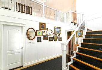 20% OFF New listing! Vintage Duplex Art Retreat has Balcony rooms
