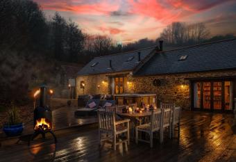 Valley View Barn has rooms with a private hot tub