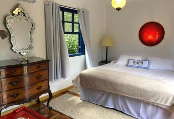 Pousada Vila Brasil has rooms with a private hot tub