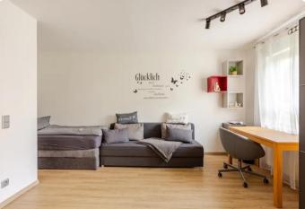 Moderne Einraumwohnung in Leipzig allows 18 year olds to book a room