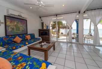 Del Sol Beachfront has Balcony rooms