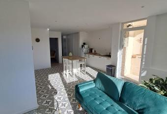 La Petite Maison des Boettes allows 18 year olds to book a room