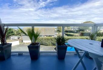 Modern 2 Bedroom apartment close to Porth Beach has Balcony rooms