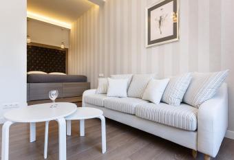 Center Avenue Apartments has Balcony rooms