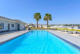 Luxurious 3 bed in Fourways has rooms with a private hot tub