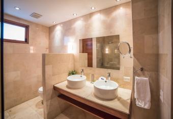 Heritage Residences Santo Domingo Signature Collection has rooms with a private hot tub