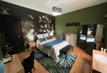 Vers le soleil levant allows 18 year olds to book a room