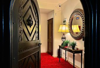 Vila   ipot - Casa Arhitec  ilor allows 18 year olds to book a room