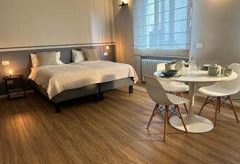 Studio in villa near Fiera Milano at Metro stop has Balcony rooms