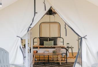 Luxury Glamping Tents @ Lake Guntersville State Park has Balcony rooms
