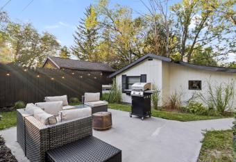 Cozy Home W/ King Bed & Lake access allows 18 year olds to book a room