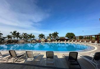 Samaria Club De Playa, Hermoso Apto Frente a la Playa en Santa Marta, Colombia has rooms with a private hot tub