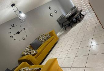 Casa Granada cercana a consulado y aeropuerto. has Balcony rooms