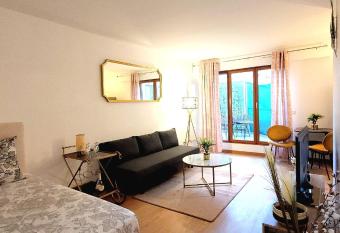 Welcome to Paris has Balcony rooms