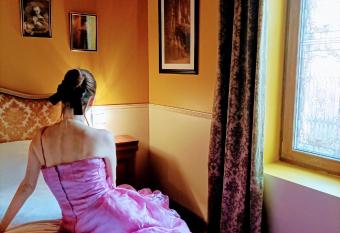 Une nuit au manoir Thiers allows 18 year olds to book a room