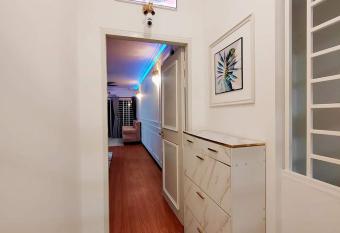 QM Homestay allows 18 year olds to book a room