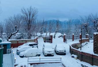 THE GULMARG PALACE has rooms with a private hot tub