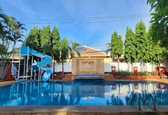 Safari Riviera Resort allows 18 year olds to book a room