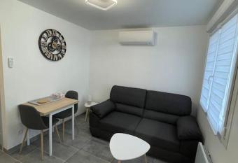 La maisonnette Saint-quentinoise allows 18 year olds to book a room