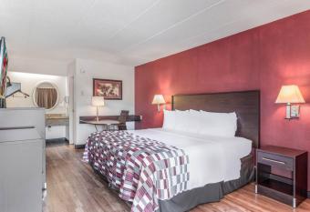 Red Roof Inn Columbia, Mo allows 18 year olds to book a room