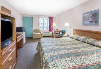 Knights Inn Canton allows 18 year olds to book a room