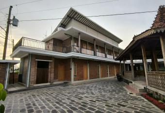 Nez s Guesthouse Syariah allows 18 year olds to book a room