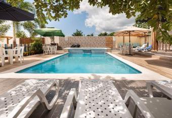 Encantadora Villa con piscina. has rooms with a private hot tub