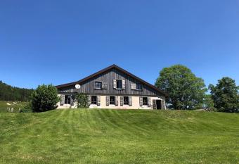 Maison de charme Haut-Jurassienne has Balcony rooms