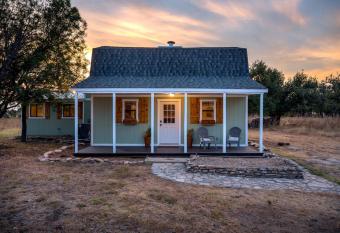 Das Grun Haus With Private Hot Tub has rooms with a private hot tub