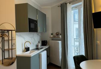 Studio de charme parisien allows 18 year olds to book a room