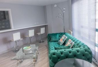 Sakura Homes Ponferrada centro 8 plazas allows 18 year olds to book a room