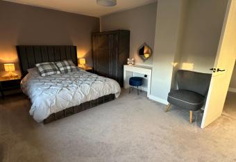 Elwood - spacious contemporary home from home in Harrogate with parking has Balcony rooms