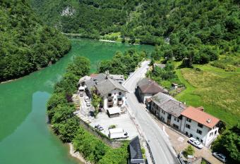 ALBERGO AL LAGO has Balcony rooms